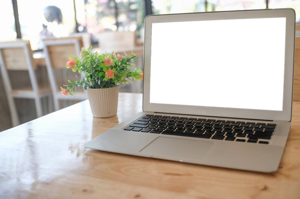 Lugn skärgårdsmiljö med laptop på ett kafébord – arbetsplats vid kusten